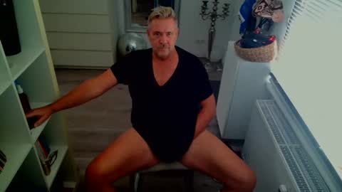 Snapshot of camunication chatting on 09-30-25, 11:37 camunication online show from 09-30-25, 11:37