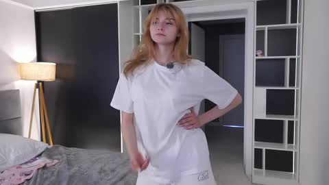 Snapshot of candicemedine chatting on 05-19-26, 01:56 candicemedine online show from 05-19-26, 01:56