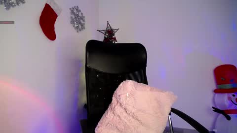 Snapshot of candy_canee chatting on 12-19-24, 05:40 online show from 12-19-24, 05:40