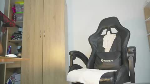 Nickol online show from 04-19-26, 08:33