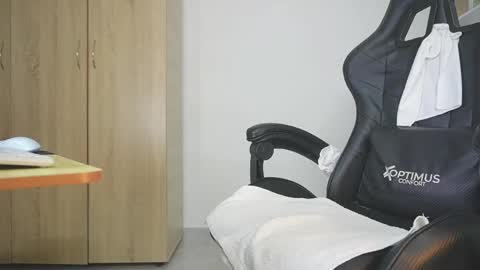 Snapshot of candy_hes chatting on 04-25-26, 09:01 Nickol online show from 04-25-26, 09:01
