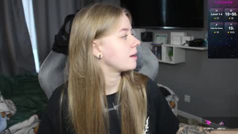 Snapshot of candy_meggie chatting on 12-10-24, 12:05 Megan online show from 12-10-24, 12:05