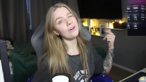 Snapshot of candy_meggie chatting on 12-17-24, 01:27 Megan online show from 12-17-24, 01:27