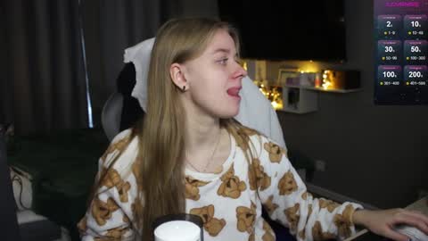 Snapshot of candy_meggie chatting on 12-25-24, 10:28 Megan online show from 12-25-24, 10:28