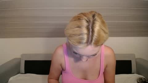 Snapshot of candycathc chatting on 12-14-25, 05:40 candycathc online show from 12-14-25, 05:40