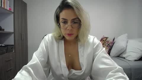 Snapshot of candydowson1 chatting on 05-07-26, 08:58 Candy Dowson online show from 05-07-26, 08:58