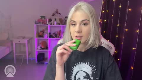 Snapshot of candyhannah chatting on 09-18-25, 06:43 You can call me HH online show from 09-18-25, 06:43