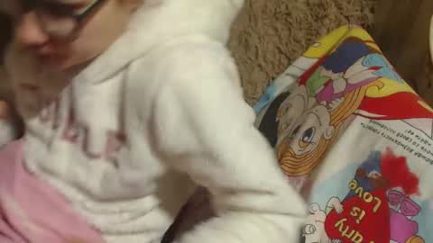 say meow and send tips  online show from 01-30-25, 06:54