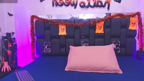 Aura  online show from 10-17-25, 11:57