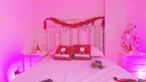 Aura  online show from 11-25-25, 11:54