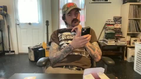 Snapshot of cantleavethehouse chatting on 02-23-25, 06:12 cantleavethehouse online show from 02-23-25, 06:12