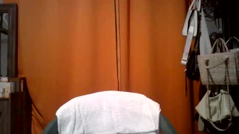 Snapshot of caramelchoc81 chatting on 06-09-26, 04:40 candylious81 online show from 06-09-26, 04:40
