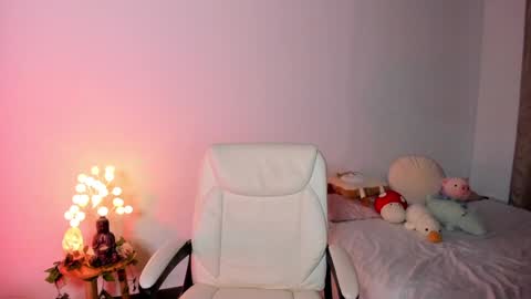 Snapshot of caramelo_xox chatting on 12-19-24, 01:18 online show from 12-19-24, 01:18