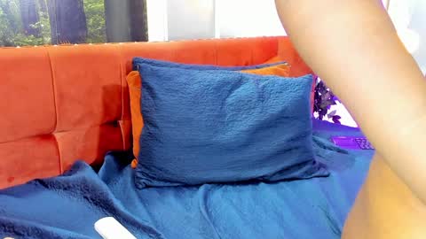 Snapshot of carliemoss chatting on 12-11-24, 01:05    online show from 12-11-24, 01:05