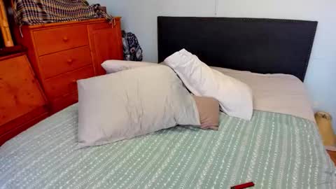 Snapshot of carliescott_meow chatting on 11-16-25, 12:05 Carlie online show from 11-16-25, 12:05