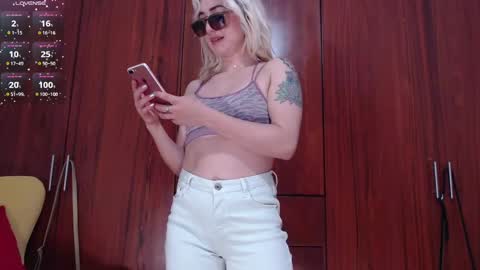 Snapshot of carly_grasso chatting on 02-19-25, 11:46 carly grasso online show from 02-19-25, 11:46