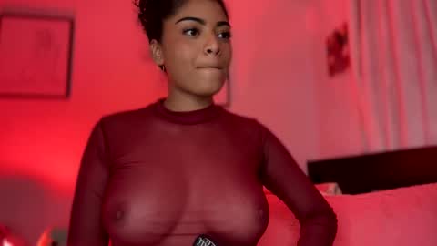Snapshot of carlymonroee_ chatting on 03-09-25, 02:50 Littlecarly online show from 03-09-25, 02:50
