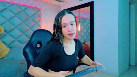caro_adams1 online show from 12-15-25, 11:14