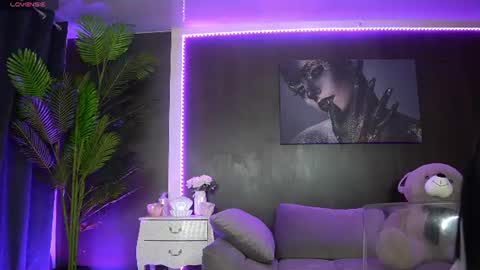 Snapshot of carolinapetra chatting on 07-23-26, 06:00 Mellany online show from 07-23-26, 06:00