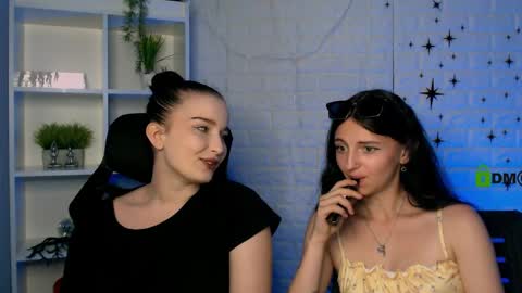 Snapshot of caroline_honeyy chatting on 05-25-26, 12:22 Caroline online show from 05-25-26, 12:22
