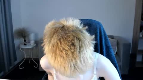 Snapshot of carolinerichter chatting on 09-21-25, 02:24 CarolineRichter online show from 09-21-25, 02:24