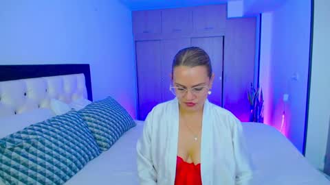 Snapshot of carolinnefiotti chatting on 09-25-25, 01:48 CarolinneFiotti online show from 09-25-25, 01:48