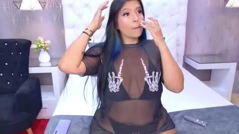 Snapshot of carolinnetaylor chatting on 10-04-25, 11:41 CarolinneTaylor online show from 10-04-25, 11:41