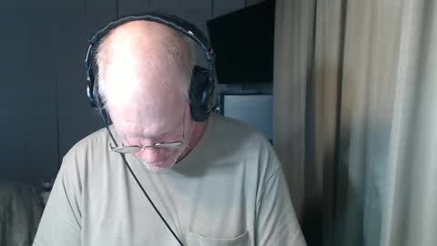 Snapshot of casinocam chatting on 09-16-25, 02:45 CasinoCam online show from 09-16-25, 02:45