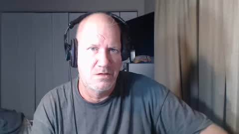 Snapshot of casinocam chatting on 10-16-25, 05:52 CasinoCam online show from 10-16-25, 05:52