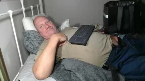 Snapshot of casinocam chatting on 10-22-25, 02:34 CasinoCam online show from 10-22-25, 02:34