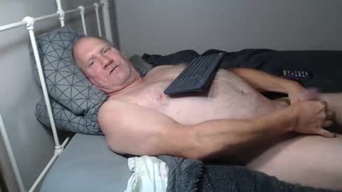 Snapshot of casinocam chatting on 11-18-25, 07:40 CasinoCam online show from 11-18-25, 07:40