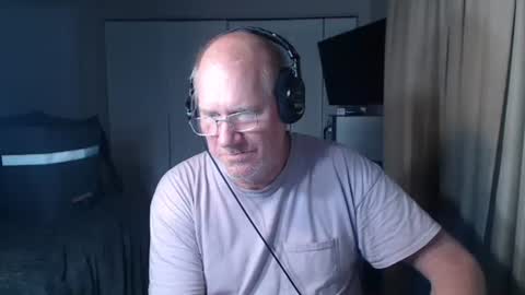 Snapshot of casinocam chatting on 11-21-25, 02:10 CasinoCam online show from 11-21-25, 02:10