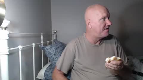 Snapshot of casinocam chatting on 11-30-25, 05:39 CasinoCam online show from 11-30-25, 05:39