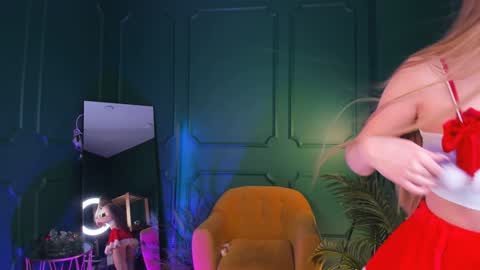 Snapshot of cassie_palmer chatting on 12-24-24, 01:39 Hello my name is Cassie and my friend Nilo is also here online show from 12-24-24, 01:39