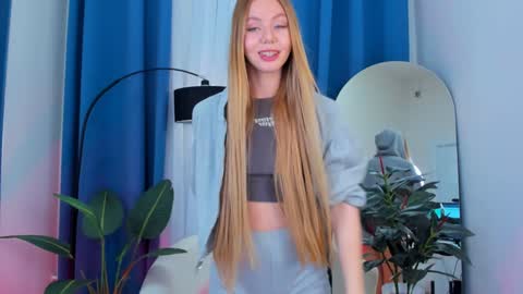 Snapshot of cassie_palmer chatting on 12-28-24, 10:03 Hello my name is Cassie and my friend Nilo is also here online show from 12-28-24, 10:03