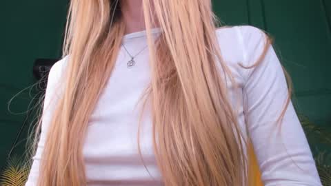 Snapshot of cassie_palmer chatting on 12-30-24, 07:42 Hello my name is Cassie and my friend Nilo is also here online show from 12-30-24, 07:42