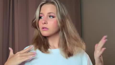 Snapshot of ceceliapidcock chatting on 03-22-26, 07:06 Lina online show from 03-22-26, 07:06