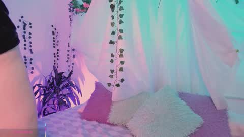 Hello guys my name is Sofi and Lizzie and  Vanessa online show from 12-22-25, 03:03