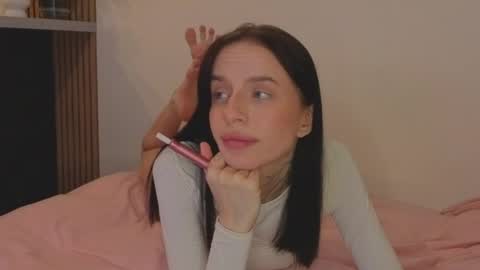 Snapshot of ceserisisi chatting on 05-18-26, 10:15 Livia online show from 05-18-26, 10:15