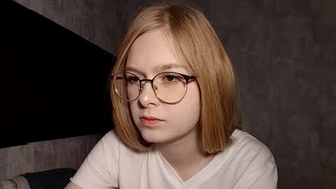 Snapshot of chanelledroz chatting on 09-20-25, 08:15 Lia online show from 09-20-25, 08:15