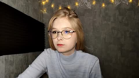 Snapshot of chanelledroz chatting on 12-23-25, 07:06 Lia online show from 12-23-25, 07:06