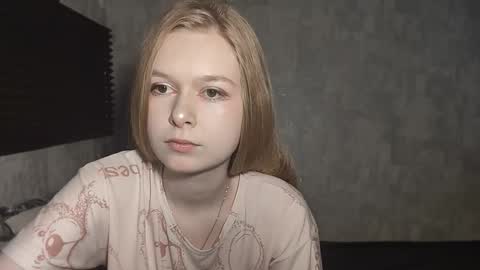 Snapshot of chanelledroz chatting on 02-11-26, 07:13 Lia online show from 02-11-26, 07:13