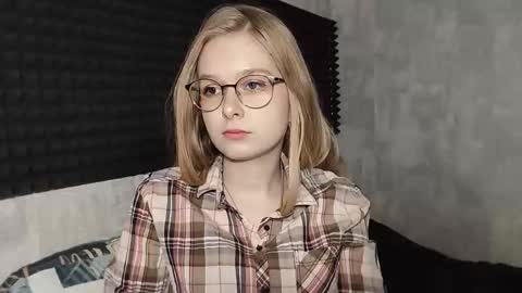 Snapshot of chanelledroz chatting on 02-25-26, 08:24 Lia online show from 02-25-26, 08:24