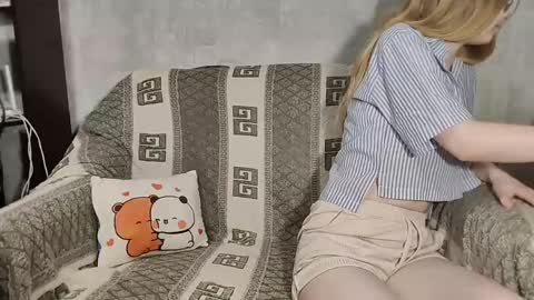 Snapshot of chanelledroz chatting on 03-16-26, 07:23 Lia online show from 03-16-26, 07:23