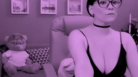 The Queen online show from 05-04-26, 02:02