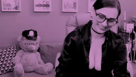 The Queen online show from 05-26-26, 06:37