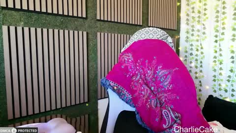Snapshot of charliecake chatting on 05-08-26, 08:58 Charlie Cake online show from 05-08-26, 08:58
