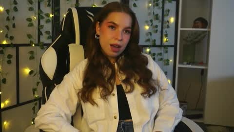 Snapshot of charlinemanke chatting on 10-08-25, 05:32 Dannie online show from 10-08-25, 05:32