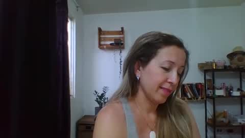 Snapshot of charlot_ponze chatting on 04-14-26, 12:27 charlott online show from 04-14-26, 12:27