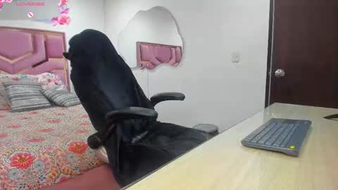 Charlote online show from 11-26-25, 11:44